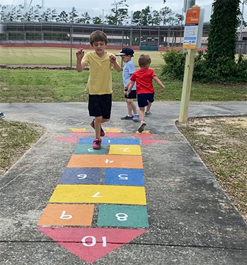 United Way of Southwest Louisiana was able to build its first Born Learning Trail with the sponsorship of the Sulphur Kiwanis Club and assistance from SPAR. The installation will be ready for a grand opening on Wednesday, April 20 at noon in McMurry Park. Through this effort, a caregiver and child can use the environment to generate thoughtful conversation. More than colorful metal signs, the interactive nature offers fun, active learning opportunities for young children.  The Sulphur Kiwanis Club sponsored this installation of the Born Learning Trail. Member Chris Foster, Southwest Louisiana President for Merchants and Farmers Bank along with current club president, Mitch Redd, have worked with Sulphur Parks and Recreation to get the signs installed in McMurry Park.