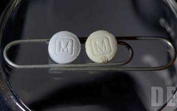 Comparison between authentic (left) and counterfeit (right) 30mg ox
